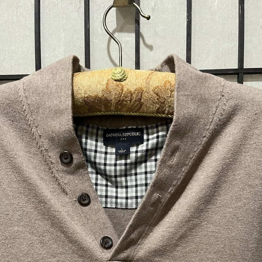 Banana Republic MENS V-Neck PREPPY HENLEY STYLE Sweater in Tan, SIZE L